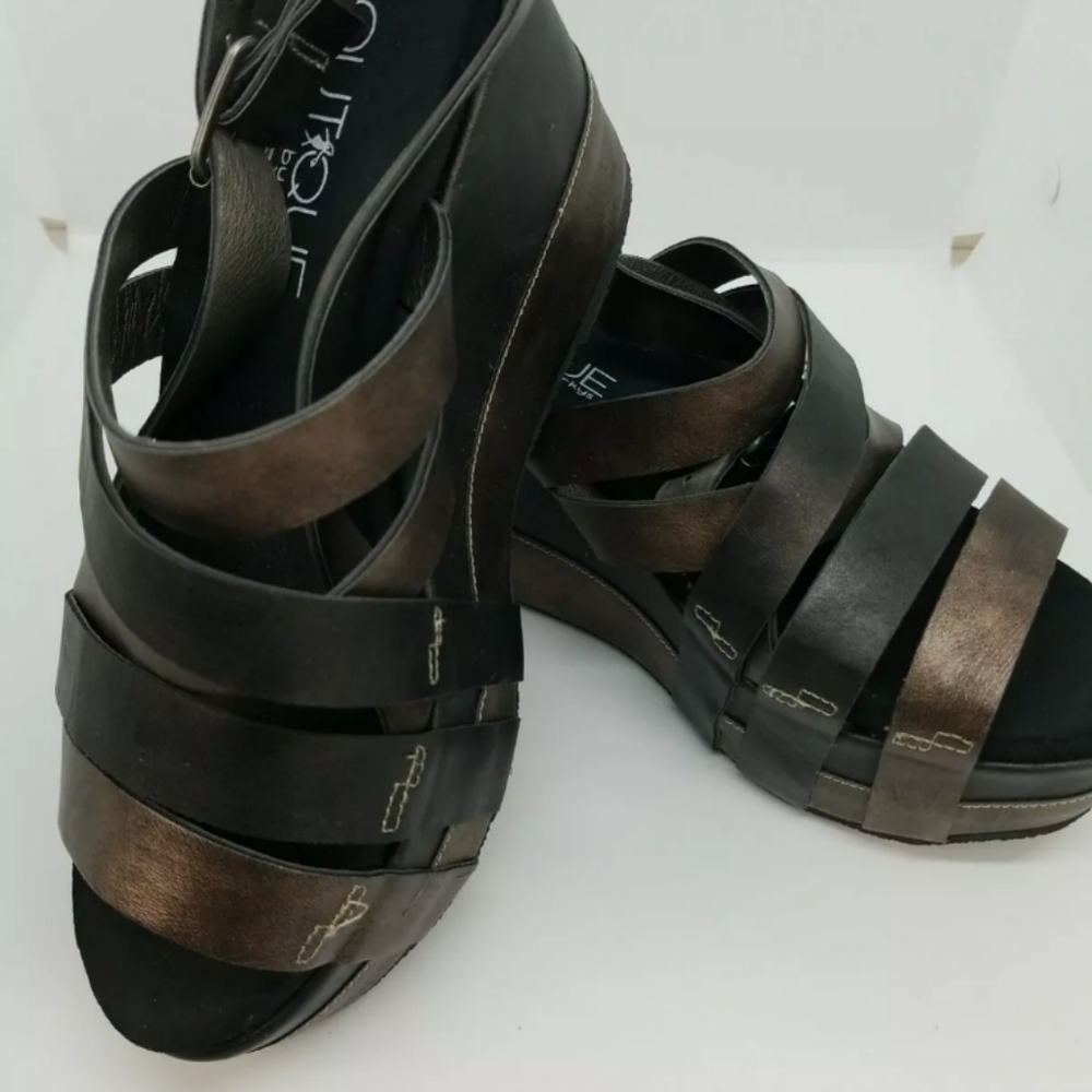 Boutique By Corkys Shasta Gold Black Strap Wedge Sandals 8 Open Toe, EUC